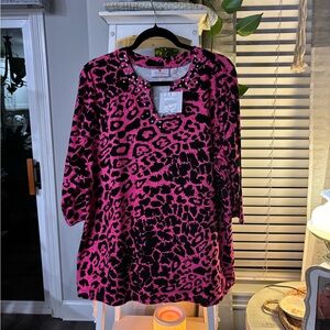 Quacker Factory Pink and Black Leopard Print Top